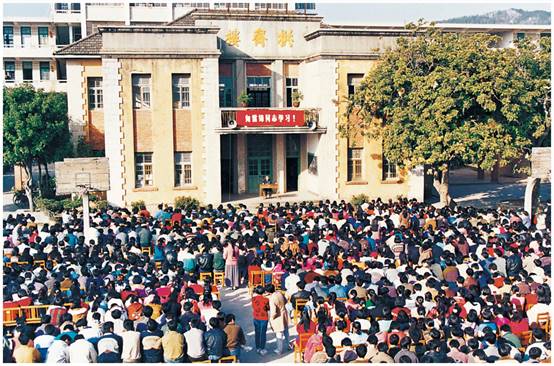 拱斋楼-学生集会