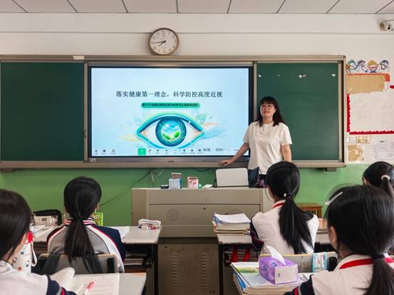 \"落实健康第一理念,科学防控高度近视-25电商2班曾鑫鑫\"